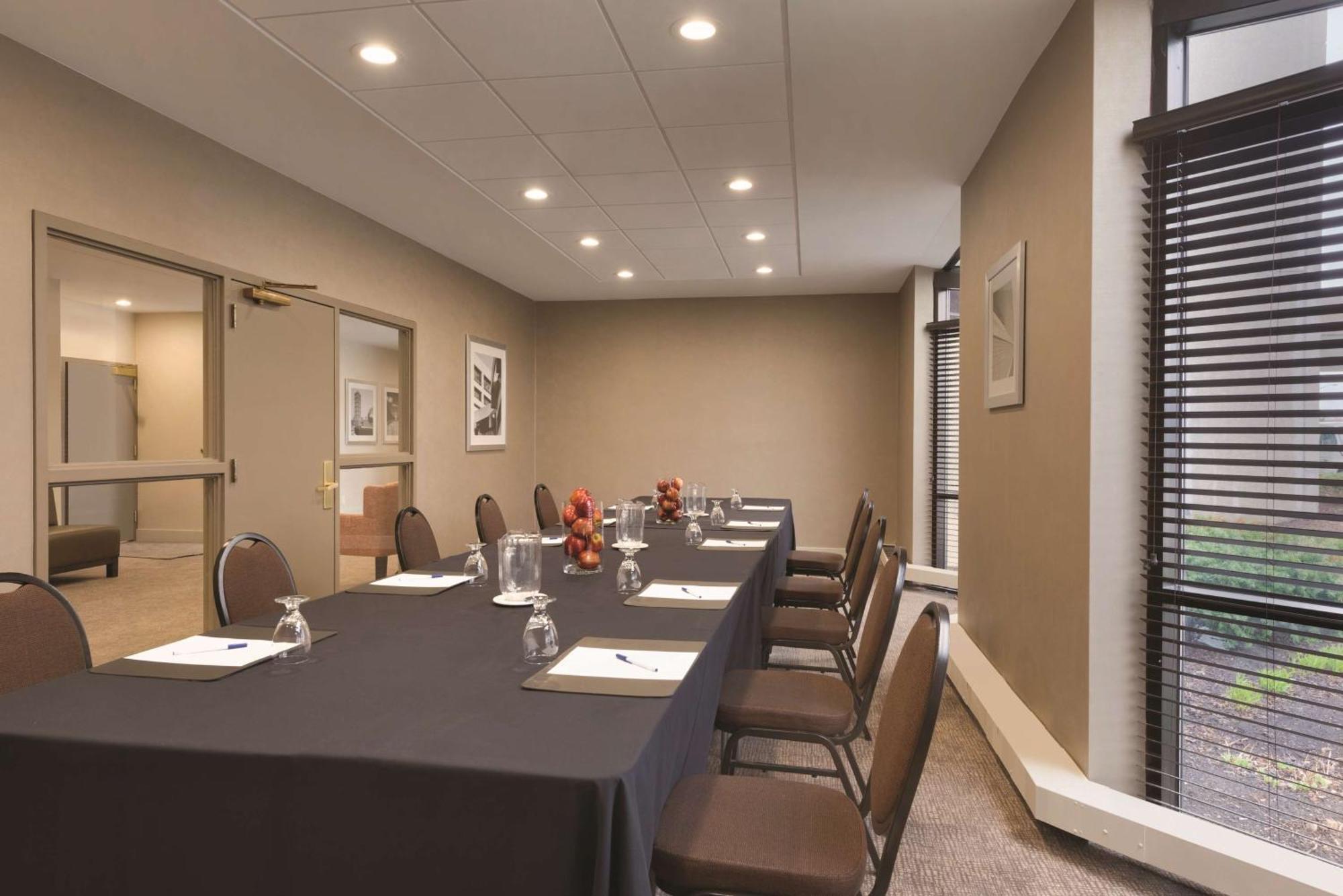 Embassy Suites By Hilton Milwaukee Brookfield Ngoại thất bức ảnh